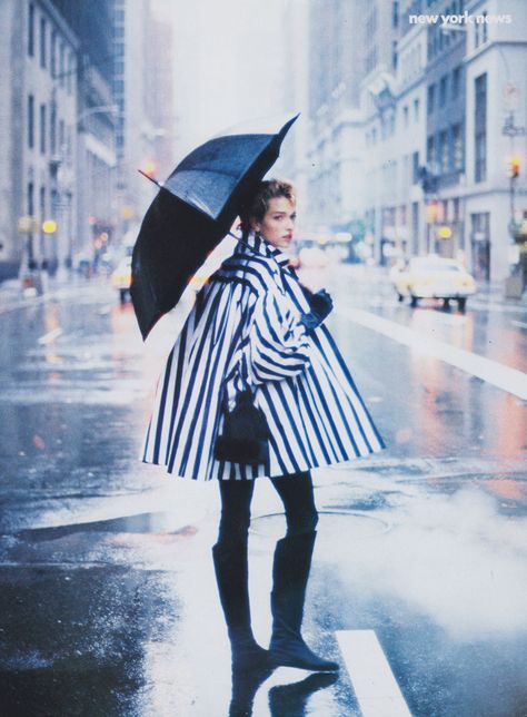 Tatiana Patitz, Rainy Day Outfit Casual, Rain Fashion, Tatjana Patitz, Raincoat Outfit, Mode Editorials, Walking Down The Street, Under My Umbrella, Peter Lindbergh