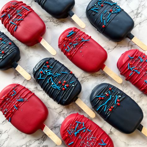 Spidey Cakesicles, Spider Man Cakesicles, Spiderman Cakesicles, Spiderman Cakepops, Spider Man Cake Pops, Manly Party Decorations, Cake Pop Decorating, Spiderman Birthday Party, Spiderman Party