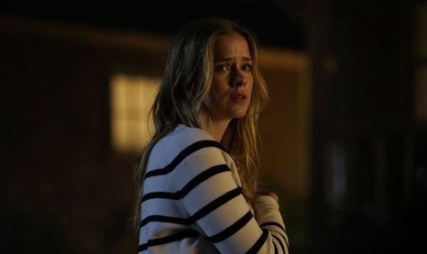 Dead Of Summer, Elizabeth Lail, Blonde Actresses, Mary Stuart, 1970s Fashion, Hairstyles Easy, Braided Hairstyles Easy, Cute Actors, Aesthetic Movies