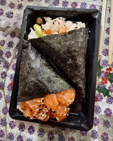 Food Sushi Aesthetic, Temaki Sushi, Sushi Aesthetic, Messy Aesthetic, Shrimp Sushi, Shrimp Rice, Food L, Healthy Food Motivation, Food Obsession