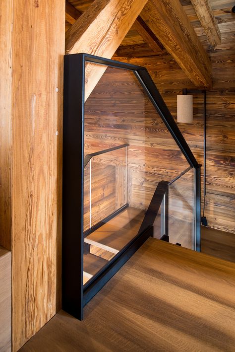 valerie chomarat architecture and interior design Modern Chalet Interior, Chalet Architecture, Mountain Interiors, Modern Chalet, Oak Framed Buildings, Steampunk Furniture, Yacht Interior Design, Room Design Modern, Renovation Architecture