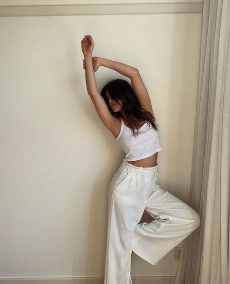 Minimalist Loungewear | #opulentmemory #minimalism #classic #chicstyle #parisian #copenhagen #wfh #workfromhome Loungewear Aesthetic, Minimalist Loungewear, Minimal Classic, Foto Poses, Cooler Look, Summer Crop Tops, Mode Inspo, Work Clothes, Comfy Outfits