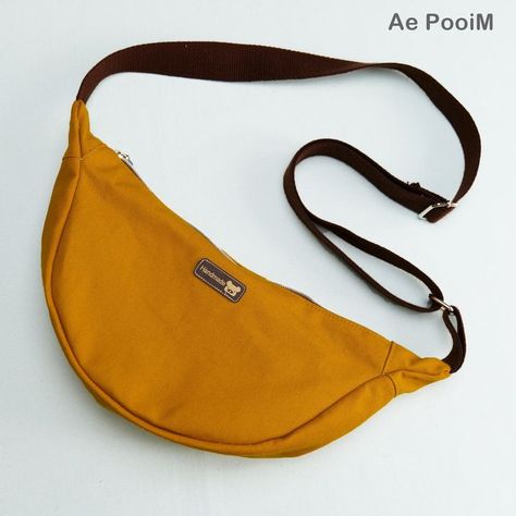 How to make a round mini shoulder bag. Diy Sling Bag Pattern, Diy Sling Bag, Backpack Project, Diy Shoulder Bag, Sling Bag Pattern, Fanny Pack Pattern, Shoulder Bag Diy, Hobo Bag Patterns, Crossbody Bag Pattern