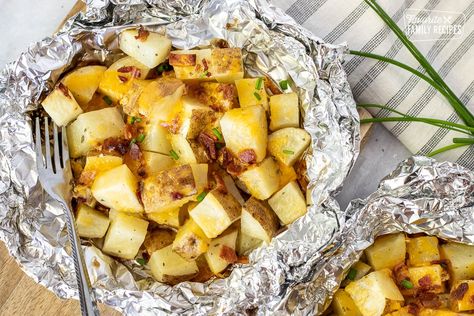 Grilled Potatoes in Foil are so convenient when grilling meat. Load them up with your choice of toppings, toss them on the grill, and they cook right along with your ribs, steak, or chicken. Grilled Potatoes In Foil, Foil Potatoes On Grill, Baked Red Potatoes, Cookout Side Dishes, Foil Dinners, Bacon Recipe, Grilled Potatoes, Foil Packets, Potato Sides