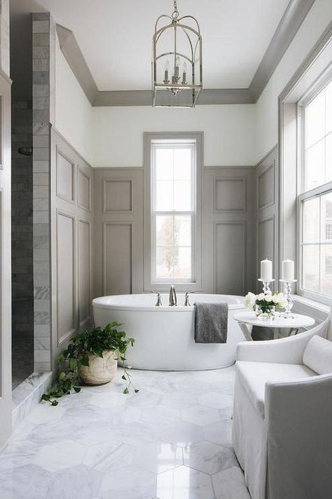 Gray Wainscoting, Bathroom Wainscoting Ideas, Interior Design Country, Bathroom Wainscoting, Room Vibes, Large Bathroom, Bad Inspiration, Freestanding Bathtub, Grey Flooring