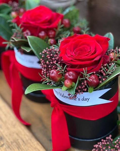 Valentine Arrangements, Valentines Flower, Valentine Flower Arrangements, Flower Displays, Modern Centerpieces, Valentines Gift Ideas, Flower Box Gift, Florist Shop, Valentines Flowers