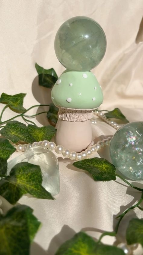 Clay Sphere Holder, Diy Sphere Stand, Crystal Sphere Holder Diy, Crystal Sphere Holder, Sphere Holder, Clay Clay, Ceramics Pottery Art, Diy Crystals, Cute Clay