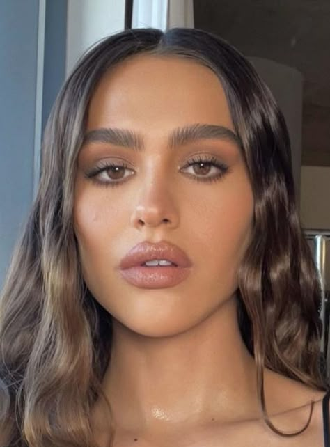 Natural Event Makeup, Mocha Makeup Look, Kendall Jenner Makeup Looks, Spring Makeup 2023, Beachy Makeup, Make Up Brand, Makeup 2023, Clean Girl Makeup, Wedding Guest Makeup