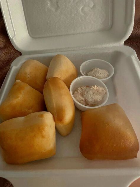 Texas road house rolls 😍 Texas Road House Rolls, Road House Rolls, Rolls Bread, Soul Food Dinner, Bread Food, Road House, Junk Food Snacks, Food Babe, Food Therapy