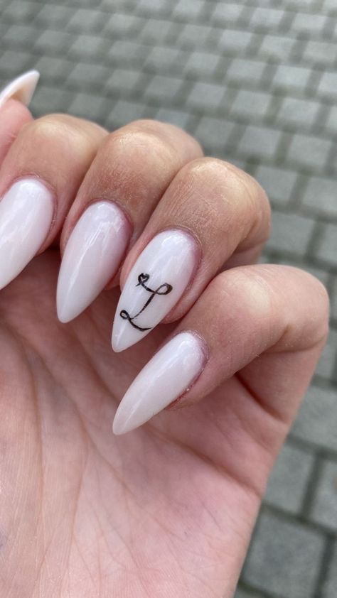 White Nails With Bf Initial, White Nails Inspo Aesthetic, Nails With An L Initial, Nails With White Background, Letter L Nail Design, Nails With L Letter, Nails With The Letter L On Them, Initial Wedding Nails, White Nails Astethic