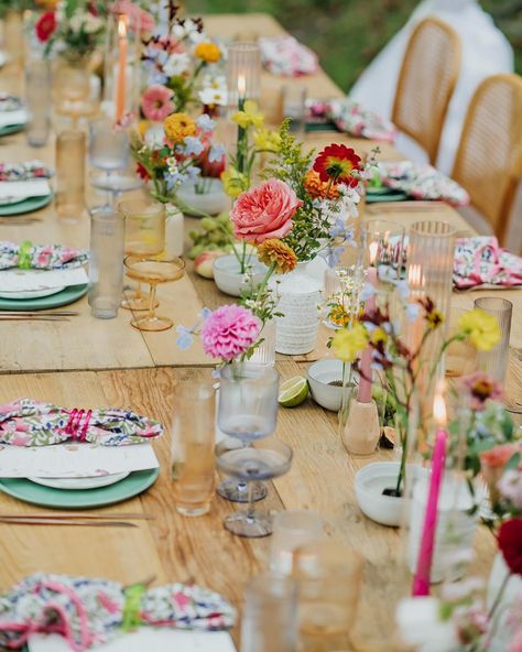 There’s something about an enchanting forest wedding that feels very fitting for fall!🌳✨ We love all of the whimsical touches we were able to bring to this tablescape with our Ivy floral napkins, bright acrylic napkin rings, and mismatched glassware sets! Featuring: The Alix: Rattan Dining Chairs The Brentwood: 8’ Natural Farm Tables with Turned Legs The Circe: Emerald Green Dinner Plates The Nemo: 7” Marble Stone Salad Plate The Nola: Copper Flatware Set The Ivy: Punch Pink + Blue Floral Sc... Mismatched Plates Table Setting, Mismatched Glassware, Farm Table Wedding, Copper Flatware, Backyard Table, Green Dinner, Green Dinner Plates, Mismatched Plates, Punch Pink