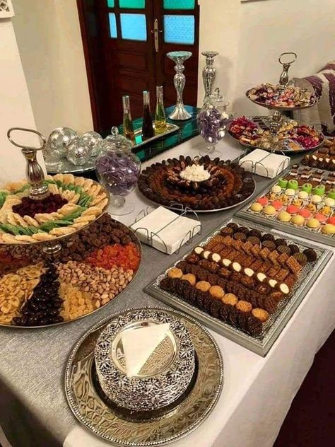 Party Food Buffet, Tea Snacks, Catering Ideas Food, Decorations Table, Moroccan Food, Food Table, Design Table, Buffet Food, Table Table