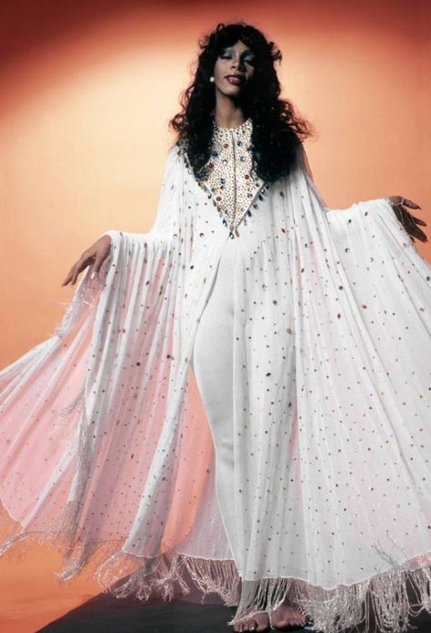 Donna Summer Was the Queen of Disco: See Photos of Her Wild Disco Fashions in the 1970s ~ vintage everyday Black Style Icons, Donna Summers, Musical Hair, Divas Pop, Musica Disco, Disco Style, Disco Fashion, Vintage Black Glamour, Donna Summer