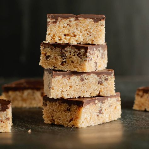 Basic Peanut Chews https://www.kosher.com/recipe/15414 www.kosher.com Peanut Chews Recipe, Peanut Butter Cornflake Bars, Chocolate Scotcheroos, Peanut Chews, Scotcheroos Recipe, Rice Krispie Bars, Butter Bars, Butter Rice, Peanut Butter Bars