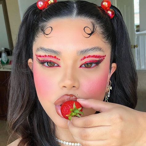 𝔖𝔱𝔢𝔫𝔦𝔢 on Instagram: “Strawberry lips🍓 Inspo: @mianjelica her looks are my favorite & I couldn’t wait to recreate this look as soon as I saw it <3 Products:…” Gem Makeup, Rhinestone Makeup, Rave Makeup, Valentines Makeup, Red Makeup, Braut Make-up, Dope Makeup, Makeup Eye Looks, Creative Eye Makeup