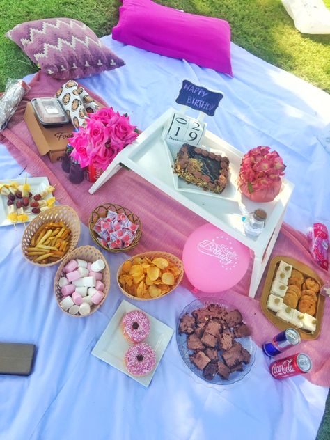 Pink and white theme (aesthetic) Pink And White Picnic, White Theme Aesthetic, Themed Picnic, White Picnic, Picnic Decorations, Picnic Birthday, Pretty Food, Pink And White, Picnic Blanket