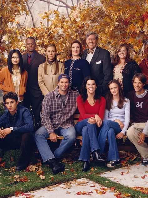 I Watch Gilmore Girls Every Fall—Here Are 8 Trends From the Show I’d Wear Today Emily Richards, Keiko Agena, Gilmore Girls Characters, Gilmore Girls Fashion, Gilmore Girls Outfits, Watch Gilmore Girls, Girls Fall Fashion, Fall Shows, Girls Foto