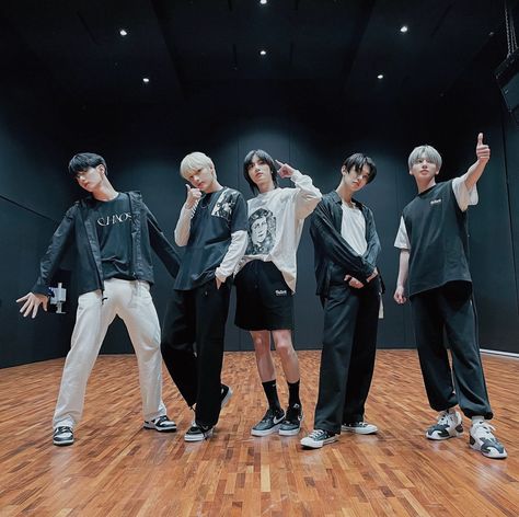 [210711] txt twitter post #txt #soobin #yeonjun #beomgyu #taehyun #hueningkai Dance Practice Outfits Kpop, Kpop Dance Practice Outfits, Txt Outfits, Yeonjun Gif, Dance Practice Outfits, One Dream Txt, Txt Group, Txt Concert, Txt Members