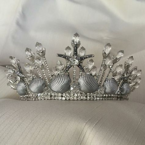 Emma Fantasy Crown, Tiara Photoshoot, Mermaid Lifestyle, Headdress Ideas, Sea Crown, Crown Costume, Real Mermaid, Shell Crowns, Fantasy Crown