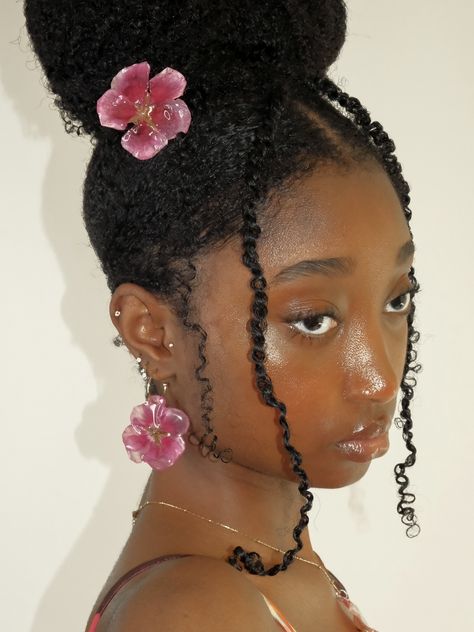 @FUROR Designs #flowerjewelry #realflowerjewelry #flowernecklace #flow... | TikTok Feminine Black Hairstyles, Flower In Hair Black Women, Fro Black Women, 4c Long Hair, Birthday Hairstyles Natural Hair, Hair Flower Accessories, Elaborate Hairstyles, Hairstyles 4c, Protective Hairstyles Braids