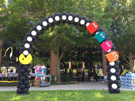 Video Game Balloon Garland, 80s Themed Balloon Arch, 80s Theme Balloon Garland, Pacman Balloon Arch, Balloon Arch Design, Balloon Arch Tunnel, Pacman Birthday, 1980s Party, 80s Theme Party