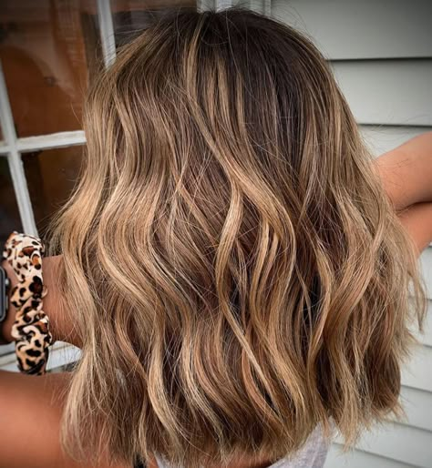 CT BLONDING SPECIALIST’s Instagram profile post: “✨DIMENSIONAL BRONDE ✨ •Partial highlight using @allnutrient blue lightener + 30vol + LC with fine slices for the top and babylights for the…” Level 7 Hair With Lowlights, Baby Lights Bronde Hair, Level 6 Brunette With Highlights, Brunette With Partial Blonde Highlights, Partial Highlights Blonde Natural, Dimensional Short Hair, Highlights On Silk Press, Partial Foils Brunette, Partial Foil Blonde