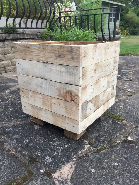 Shallow Planters, Creative Planter, Wood Pots, Pallet Planter, Making Plant Pots, Wooden Pallet Projects, Pallet Outdoor, Square Planters, Flower Pots Outdoor