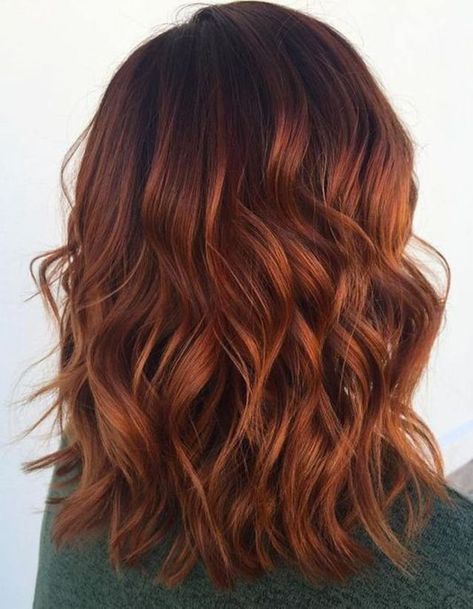 Balayage cuivré sur brune - Balayage cuivré : le reflet chaud à adopter cette saison - Elle Light Auburn Hair Color, Light Auburn Hair, Auburn Balayage, Rambut Brunette, Hair Color Auburn, Red Highlights, Brunette Balayage Hair, Low Maintenance Hair, Super Hair