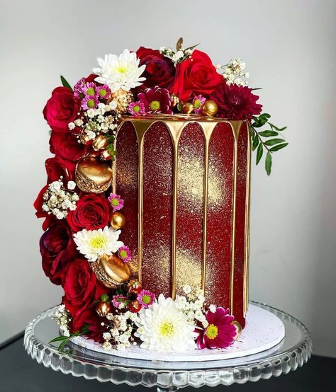 Red And Gold Cake Design, Painted Cakes Buttercream, Red And Gold Cake, Gold Cake Design, Burgundy Cake, Gold Drip Cake, Cake With Gold, 60th Birthday Ideas, 46th Birthday