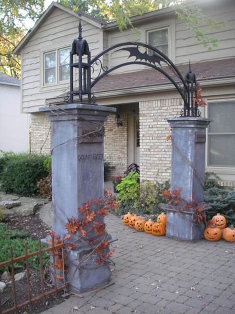 23 Welcome Scary Gate Design Ideas For Halloween | HomeMydesign Halloween Decorations Party Diy, Halloween Gate, Halloween Fence, Halloween Decorations Party, Halloween Party Decor Diy, Halloween Diy Outdoor, Halloween Decor Diy, Halloween Forum, Halloween Outside