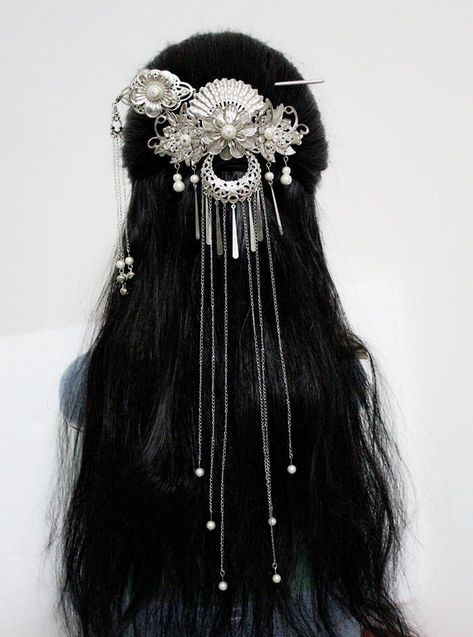 Traditional Chinese Hair, Ideas For Medium Length Hair, Hair Styles For School, Styles For School, Traditional Hairstyle, Chinese Hair Accessories, Pin Earrings, Headpiece Jewelry, Fantasy Hair