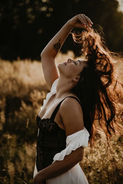 Golden-hour-empowerment-in-Maple-Ridge Hippie Photoshoot, Sunset Photoshoot Ideas, Female Portrait Poses, Fairy Photoshoot, Water Shoot, Golden Hour Photos, Golden Hour Photography, Maple Ridge, Artsy Photos