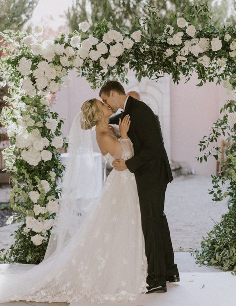 Bride And Groom First Kiss Poses, Best First Kiss Poses, Wedding Photo First Kiss, Wedding Ceremony Kiss Pose, Ceremony Kiss Pose, You May Kiss The Bride Photo, First Kiss Wedding Pictures Photo Ideas, Wedding First Kiss Photo, Kiss At The Altar