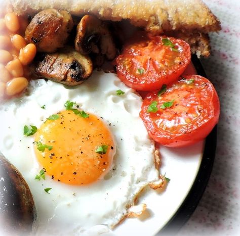 The English Kitchen: A Traditional British Fry Up British Breakfast, Tomato Breakfast, English Recipes, Fried Tomatoes, The English Kitchen, Black Pudding, Fried Mushrooms, Full Breakfast, English Kitchen