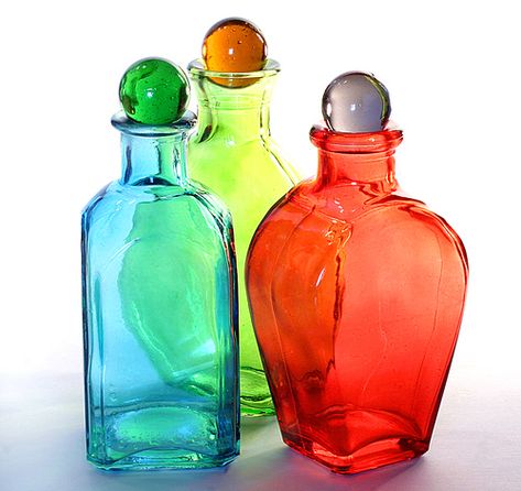 Beautiful Flowers Glassware Crafts, Colored Glass Bottles, Watercolor Ideas, Vintage Bottles, Jar Vase, Gorgeous Glass, Glass Decanter, Bottle Vase, Bottles And Jars