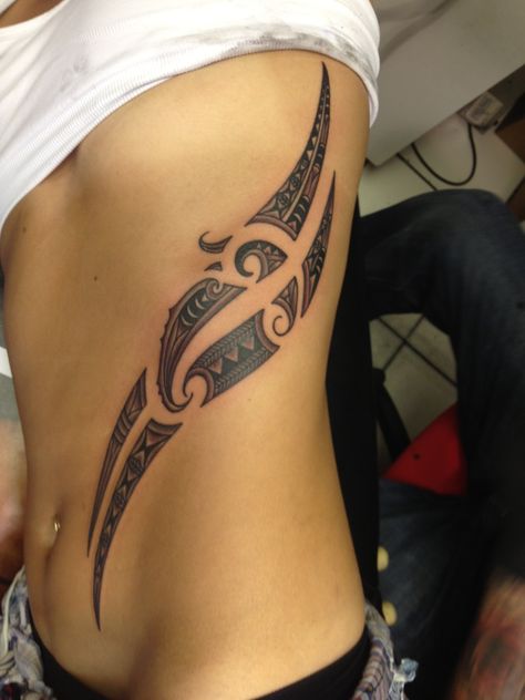 Tribal rib cage. Love it Tattoo Costillas, Polynesian Tattoos Women, Belly Tattoos, Ribcage Tattoo, Maori Tattoos, Polynesian Tattoo Designs, Maori Tattoo Designs, Samoan Tattoo, Hawaiian Tattoo