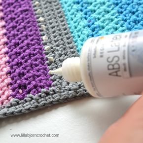 3 ways to make your hand made rug non slip. Review by Lilla Bjorn Crochet Crochet Rug Patterns Free, Rag Rug Diy, Homemade Rugs, Crochet Rag Rug, Rug Tutorial, Crochet Carpet, Crochet Rug Patterns, Crochet Kitchen, Diy Rug