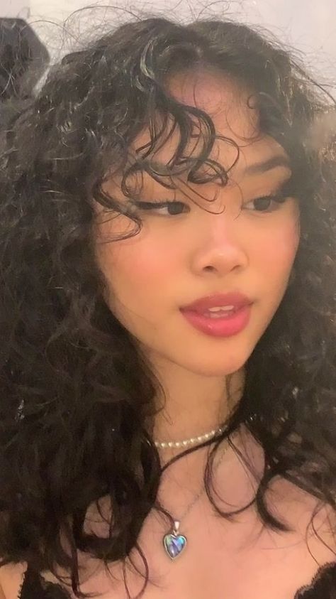 JessieMaeAlonzo (@jessiemaealonzo) TikTok | Watch JessieMaeAlonzo's Newest TikTok Videos #hair #haircolor #hairstyles Jessiemaealonzo Hair, Blasian Girl, Heart Shaped Face, Natural Curly Hair Cuts, Haircuts For Curly Hair, Curly Hair Inspiration, Curly Girl Hairstyles, Heart Face Shape, Curly Hair Tips