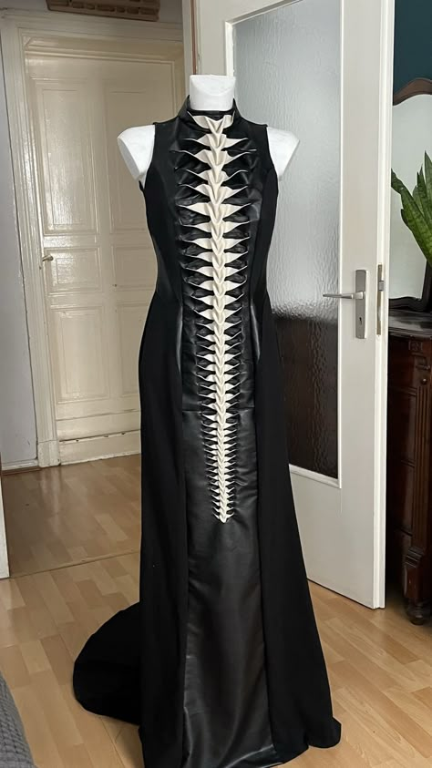 Dress Anatomy, Spine Dress, Skeleton Fashion, Skeleton Dress, Origami Fashion, Conceptual Fashion, Trash Panda, Couture Details, Neil Gaiman