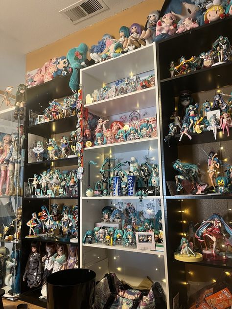 Anime Figurine Display, Anime Figure Shelf, Anime Figures Collection, Miku Collection, Manga Shelf, Art Figurines, Anime Plushies, Desk Aesthetic, Figurine Display