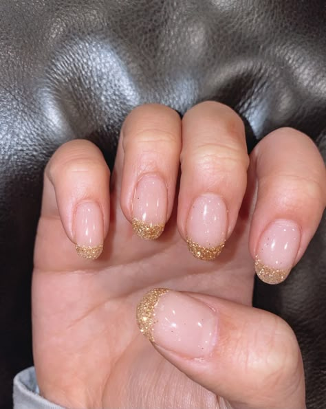 Sparkly Gold French Tip Nails Almond, Golden French Nails Gold Glitter, Glittery Gold French Tip Nails, Gold And Silver French Tip Nails, Gold Prom Nails Short, French Tip Nail With Glitter, Prom Nails With Gold, Prom Nails For Gold Dress, Sparkly Gold French Tip Nails