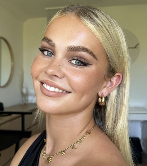 Winged Eyeliner Blue Eyes, Soft Winged Eyeliner, Blonde Hair Blue Eyes Makeup, Glowy Aesthetic, Summer Makeup Ideas, Summer Makeup Routine, Muted Summer, Peachy Blush, Soft Natural Makeup