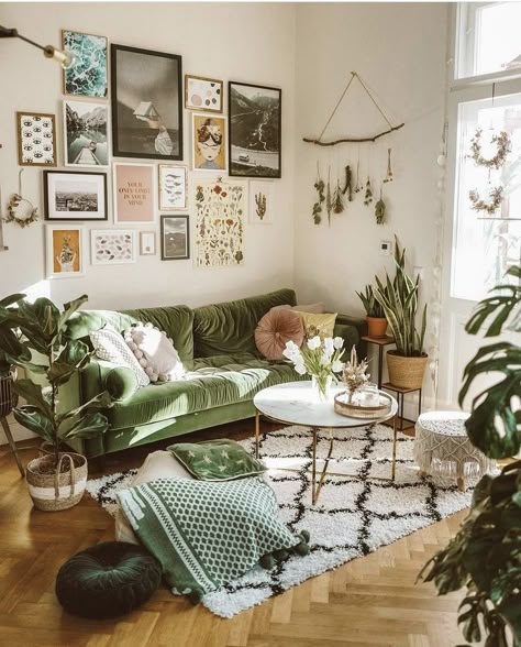 Colorful Boho Living Room, Living Room Design Boho, House Lounge, Cute Living Room, Lots Of Plants, Modern Boho Living Room, Casa Vintage, Room Ambiance, Apartment Decor Inspiration