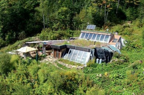 Earthship Design, Eco Construction, Earth Sheltered Homes, Casa Hobbit, Eco Buildings, Earthship Home, Earth Sheltered, Natural Homes, Underground Homes