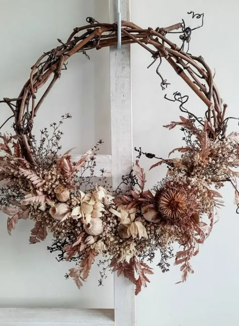 dried blooms and seed pods Floral Art Arrangements Sculpture, Dry Flower Wreaths, Christmas Dried Flower Wreath, Dried Wreaths Natural, Dried Flower Wreath Ideas, Dryflower Art, Dried Flower Christmas Wreath, Large Dried Flower Arrangements, What To Do With Dried Flowers