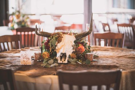 Cow Skull Centerpiece Wedding, Country Wedding Outdoor, Cow Skull Centerpiece, Western Wedding Cowhide, Cow Skull Wedding Decor, Cow Skull Wedding, Boho Western Party, Western Glam Wedding, Round Table Decor Wedding