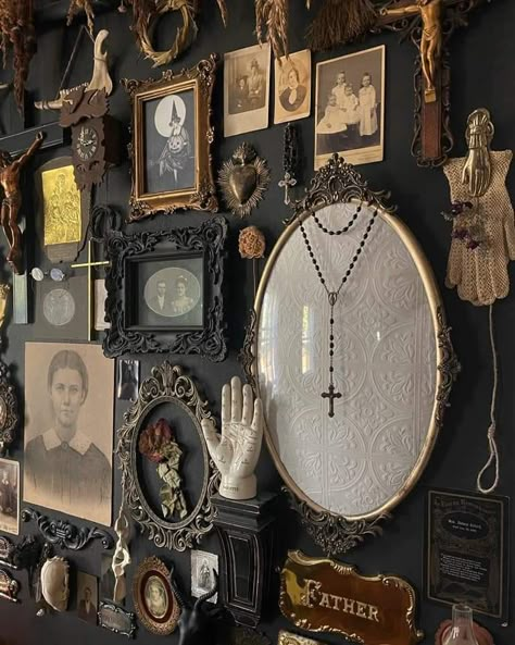 Goth Houses, Dark Academia Decor, Bar Vintage, Dark Home Decor, Goth Home, Goth Home Decor, Dark Home, Goth Decor, Bad Design