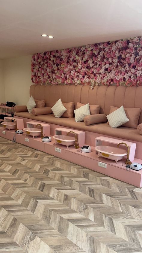 Makeup Shop Design Interior, Esthetician Room Ideas Studios, Parlour Interior Design Beauty, Beauty Studio Interior, Luxury Beauty Salon Design, Parlour Ideas, Beauty Salon Aesthetic, Beauty Shop Decor, Saloon Decor