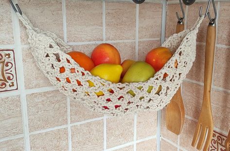 Kitchen fruit hammock. Crochet drawing pdf . Storage of bread, bananas, apples in a hanging basket. You will need a cotton cord with a diameter of 3 mm and hooks No. 5 and No. 6 (optional). The instruction contains 11 videos, 13 photos of the process and a text description of each row. Crocheting this fruit hammock is very simple. Fruit Hammock Pattern, Hammock Pattern, Crochet Drawing, Fruit Baskets Diy, Hanging Baskets Kitchen, Fruit Hammock, Crochet Hammock, Hanging Fruit Basket, Crochet Organizer