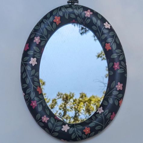 Tiny oval mirror with tiny colorful flowers Goth Mirror, Oval Shape Mirror, Vintage Oval Mirror, Painted Frames, Shape Mirror, Painted Mirror, Mirror Paint, Furniture Flipping, Clay Paint